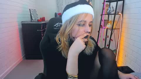 Snapshot of tollimoll chatting on December 28, 2024, 12:13 pm Tolli Moll online show from December 28, 2024, 12:13 pm