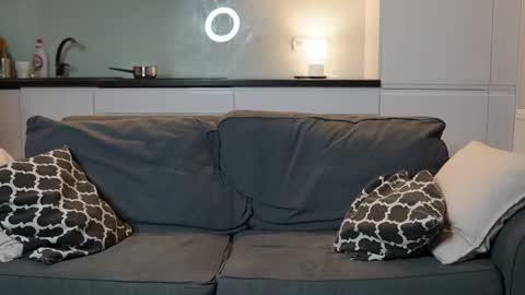 Tom online show from October 28, 2025, 6:21 pm