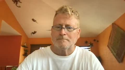 Snapshot of tomascausa chatting on June 25, 2026, 8:35 pm Hola online show from June 25, 2026, 8:35 pm