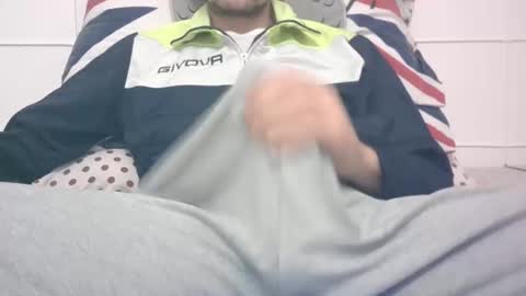 Snapshot of tommaso9046 chatting on January 19, 2025, 3:42 pm tommaso9046 online show from January 19, 2025, 3:42 pm