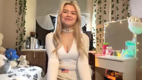 Lina online show from November 26, 2025, 4:30 pm