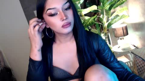 Snapshot of transbadassx chatting on December 13, 2024, 4:43 am CLEOPATHRA online show from December 13, 2024, 4:43 am