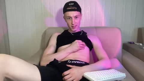 Snapshot of travis_gracile chatting on April 25, 2026, 8:28 am Travis online show from April 25, 2026, 8:28 am