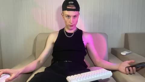 Snapshot of travis_gracile chatting on April 26, 2026, 9:18 am Travis online show from April 26, 2026, 9:18 am
