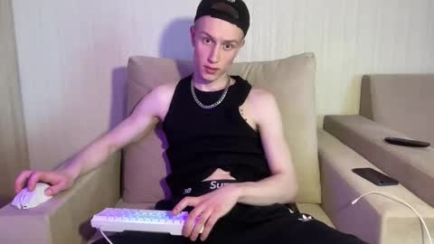 Snapshot of travis_gracile chatting on May 2, 2026, 9:36 am Travis online show from May 2, 2026, 9:36 am