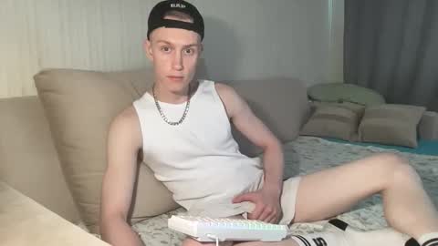 Snapshot of travis_gracile chatting on May 13, 2026, 9:28 am Travis online show from May 13, 2026, 9:28 am