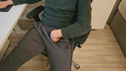 Snapshot of tree1989 chatting on February 3, 2025, 10:00 pm tree1989 online show from February 3, 2025, 10:00 pm