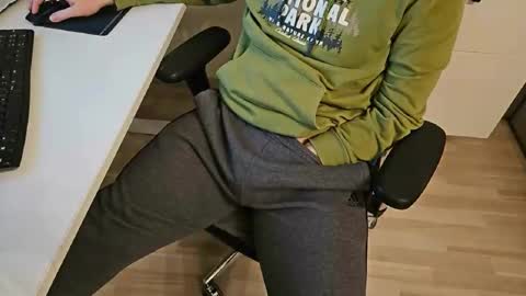 Snapshot of tree1989 chatting on February 17, 2025, 6:26 pm tree1989 online show from February 17, 2025, 6:26 pm