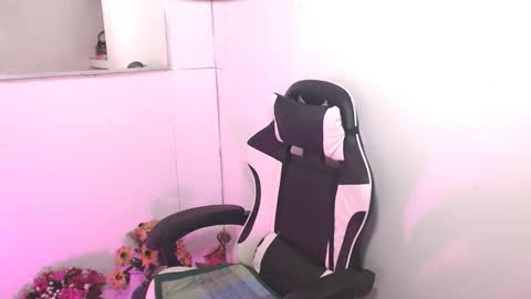 ts_lovelicious online show from November 11, 2025, 2:22 am