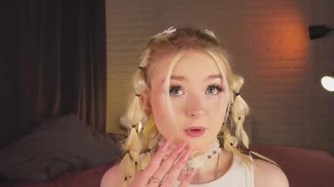 Snapshot of twinklefluff chatting on October 18, 2025, 3:57 pm twinklefluff online show from October 18, 2025, 3:57 pm