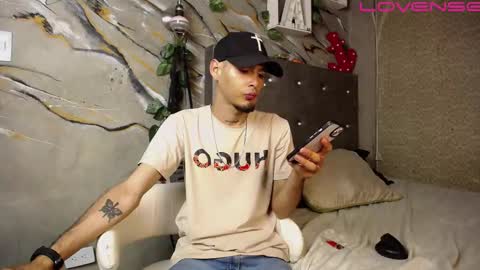 tyl3r_coop3r online show from September 17, 2025, 2:46 am