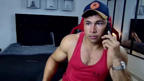 tyler_hank1 online show from February 10, 2025, 11:13 pm