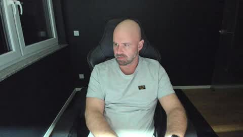 Snapshot of uncle_bear chatting on November 8, 2025, 12:33 am Uncle Bear online show from November 8, 2025, 12:33 am