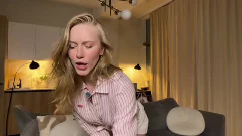 UnnaBella online show from June 1, 2026, 7:04 pm