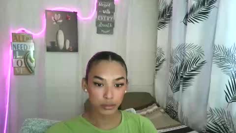 ur_dazzlingmorenaxx online show from May 18, 2026, 2:40 am