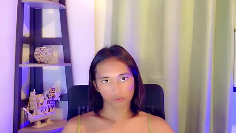 Snapshot of ur_sexyllie chatting on February 8, 2026, 5:49 pm Ellie online show from February 8, 2026, 5:49 pm