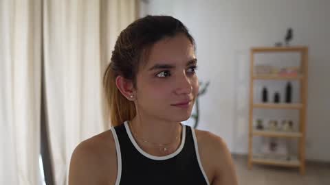 Linda Restrepo online show from December 13, 2024, 5:43 pm