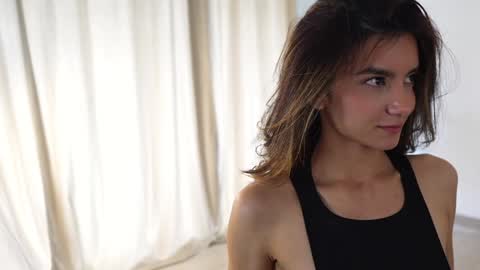 Linda Restrepo online show from December 19, 2024, 6:23 pm