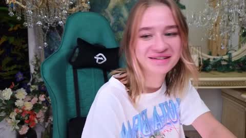 Snapshot of uvrays999 chatting on January 1, 2025, 4:18 am Leila online show from January 1, 2025, 4:18 am