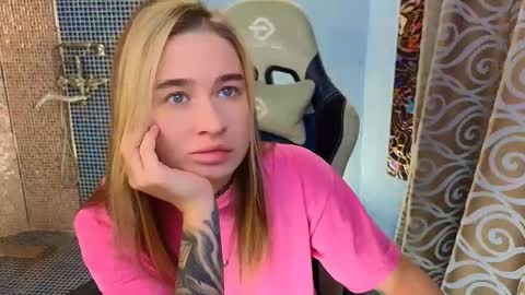 Snapshot of uvrays999 chatting on October 3, 2025, 9:34 pm Leila online show from October 3, 2025, 9:34 pm