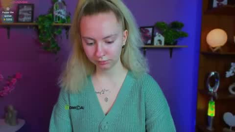 vaiolet_lovely online show from April 23, 2026, 6:32 pm