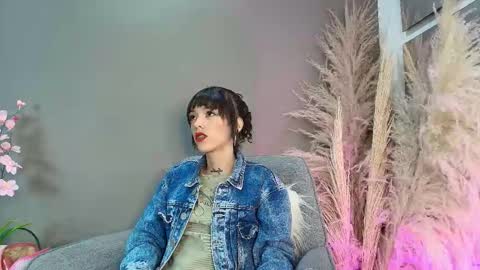 Snapshot of vaiolett_smith chatting on February 4, 2026, 4:24 pm V A I O L E T T S M I T H online show from February 4, 2026, 4:24 pm