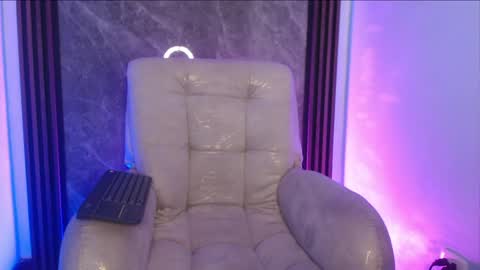 vale_queeny online show from May 25, 2026, 3:01 am