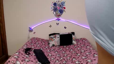 Snapshot of valeryxs1 chatting on October 28, 2025, 8:33 pm Angelyxs online show from October 28, 2025, 8:33 pm