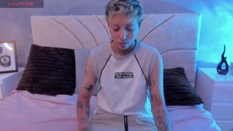 Snapshot of vane_grey chatting on June 8, 2026, 7:47 pm vane_grey online show from June 8, 2026, 7:47 pm