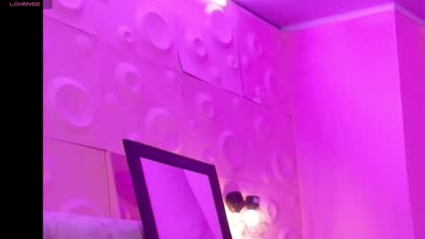Snapshot of vanessa_7_ chatting on October 19, 2025, 9:59 pm Vanessa online show from October 19, 2025, 9:59 pm