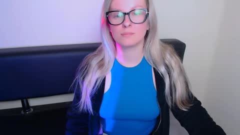 Mia online show from September 25, 2025, 7:34 am