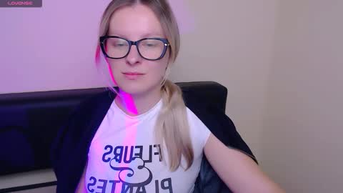 Mia online show from October 14, 2025, 6:58 am