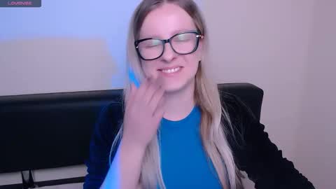 Mia online show from October 28, 2025, 7:45 am