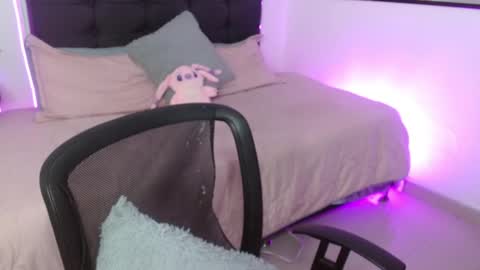 Snapshot of vannesweet_ chatting on February 17, 2026, 9:21 pm vane online show from February 17, 2026, 9:21 pm