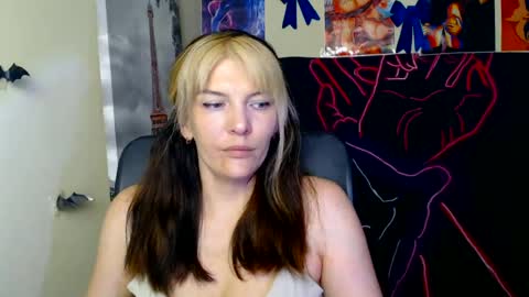 Snapshot of vanrey_ chatting on June 18, 2026, 6:24 am Vanessa online show from June 18, 2026, 6:24 am