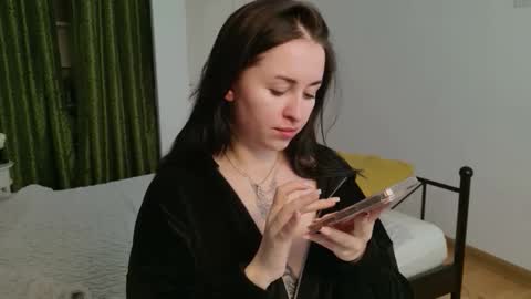 vaolietkat online show from April 28, 2026, 12:43 pm