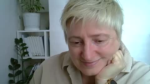 Snapshot of vea_motty chatting on April 23, 2026, 9:08 am vea_motty online show from April 23, 2026, 9:08 am