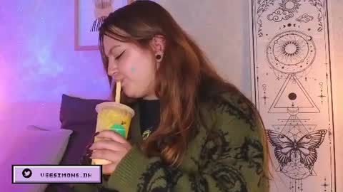 Snapshot of veesimons_dh chatting on July 2, 2026, 9:10 pm Vee Simons online show from July 2, 2026, 9:10 pm