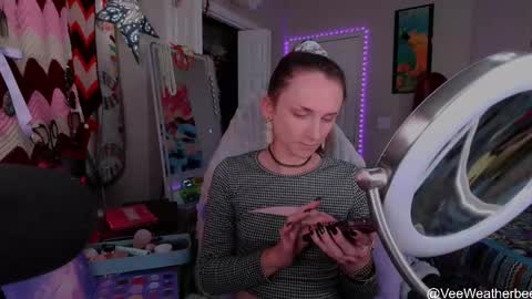Snapshot of veeweatherbee chatting on April 28, 2026, 12:53 am Violet Weatherbee online show from April 28, 2026, 12:53 am
