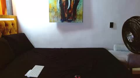 velk_hot1 online show from March 18, 2026, 3:59 pm