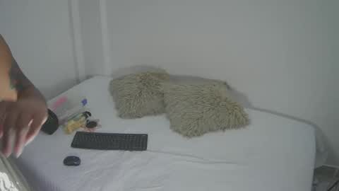 velvet_cartter online show from April 24, 2026, 11:40 pm