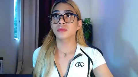 velvet_delux69 online show from October 9, 2025, 10:30 pm