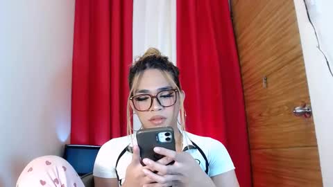 velvet_delux69 online show from November 5, 2025, 2:17 pm