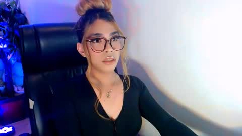 velvet_delux69 online show from November 7, 2025, 3:56 pm