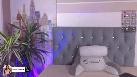 velvetfox_ online show from November 8, 2025, 7:23 pm