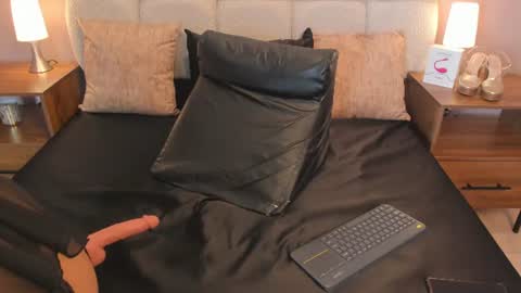 Snapshot of vero_milff chatting on July 10, 2026, 7:49 pm Vero online show from July 10, 2026, 7:49 pm