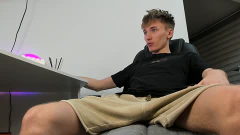 Snapshot of vibemygirl chatting on December 13, 2024, 12:28 pm vibemygirl online show from December 13, 2024, 12:28 pm