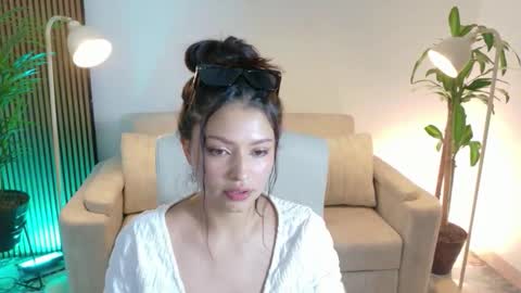 Snapshot of victoria___moon chatting on January 5, 2026, 5:27 pm victoria online show from January 5, 2026, 5:27 pm