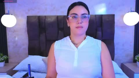 Snapshot of victoriaandrade chatting on May 27, 2026, 12:24 pm Victoria Andrade online show from May 27, 2026, 12:24 pm