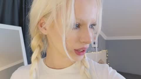 Snapshot of vienna_gones chatting on April 10, 2026, 12:21 pm Eva online show from April 10, 2026, 12:21 pm